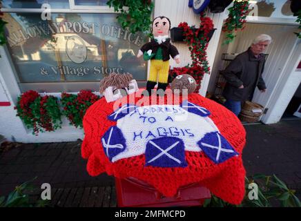 Un surmatelas en maille célébrant la nuit de Burns placé sur une boîte postale à Alloway, Ayrshire. Date de la photo: Mercredi 25 janvier 2023. Banque D'Images