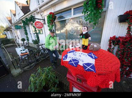 Un surmatelas en maille célébrant la nuit de Burns placé sur une boîte postale à Alloway, Ayrshire. Date de la photo: Mercredi 25 janvier 2023. Banque D'Images