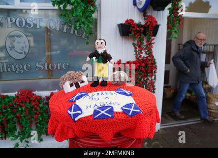 Un surmatelas en maille célébrant la nuit de Burns placé sur une boîte postale à Alloway, Ayrshire. Date de la photo: Mercredi 25 janvier 2023. Banque D'Images
