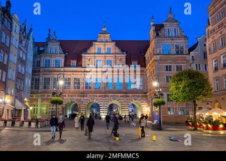 Gdansk, Pologne - 4 octobre 2022 - la porte verte (en polonais : Zielona Brama) la nuit, point de repère de la ville, architecture hollandaise flamande du maniérisme de 1564 à 1568 Banque D'Images