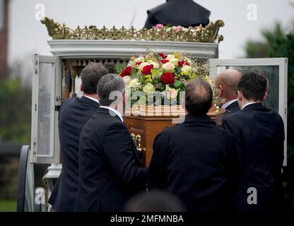 La partie porteuse, y compris le père Tim Edwards (à gauche), lève le cercueil d'elle Edwards dans une voiture après son service funéraire à l'église Saint-Nicolas de Wallasey. Date de la photo: Mercredi 25 janvier 2023. Banque D'Images