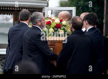 Le porteur, dont le père Tim Edwards (deuxième à gauche), lève le cercueil d'elle Edwards dans une voiture après son service funéraire à l'église Saint-Nicolas de Wallasey. Date de la photo: Mercredi 25 janvier 2023. Banque D'Images