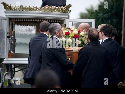 Le porteur, dont le père Tim Edwards (deuxième à gauche), lève le cercueil d'elle Edwards dans une voiture après son service funéraire à l'église Saint-Nicolas de Wallasey. Date de la photo: Mercredi 25 janvier 2023. Banque D'Images