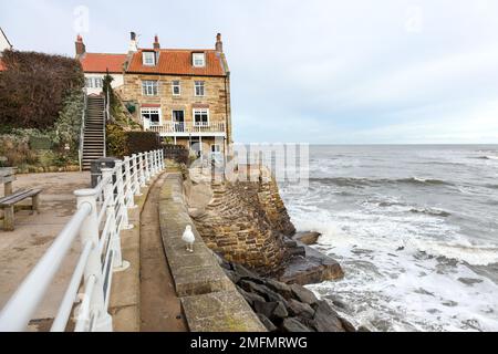 Maisons en bord de mer à Robin Hood's Bay, vue depuis le Quarterdeck, North Yorkshire, Royaume-Uni Banque D'Images