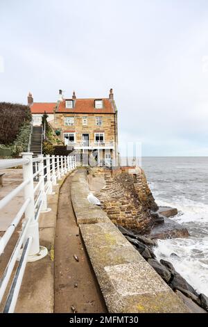 Maisons en bord de mer à Robin Hood's Bay, vue depuis le Quarterdeck, North Yorkshire, Royaume-Uni Banque D'Images