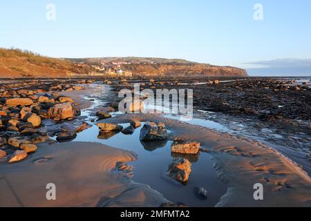 Lumière du matin illuminant Robin Hood's Bay, North Yorkshire, Royaume-Uni Banque D'Images