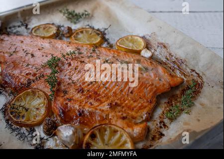 Filet de saumon rôti au four avec huile de ciboulette, thym, ail et citron Banque D'Images