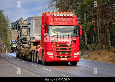 Red Scania R770 camion de PHP Group Oy transporte des équipements de concassage et de criblage comme charge surdimensionnée le long de l'autoroute. Salo, Finlande. 20 janvier 2022. Banque D'Images