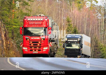 Red Scania R770 camion de PHP Group Oy transporte des équipements de concassage et de criblage comme charge surdimensionnée dans le trafic. Salo, Finlande. 20 janvier 2022. Banque D'Images