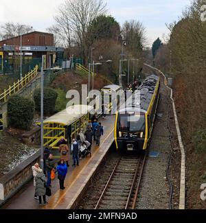 La première utilisation dans le service de transport de passagers des nouveaux trains pour Merseyrail avec le train arrivant à sa destination, Kirkby à 11,10hrs. Banque D'Images