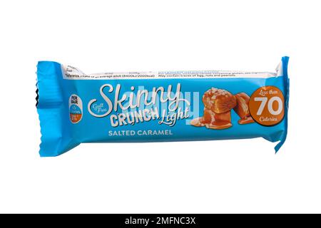 Sans culpabilité Skinny Crunch léger salé caramel snack bar haut en fibres moins de 70 calories isolé sur fond blanc Banque D'Images