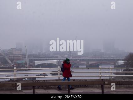 Londres, Royaume-Uni. 25th janvier 2023. Un piéton marche le long du pont Waterloo en passant devant un horizon obcertain de la ville de Londres alors que du brouillard glacial recouvre la capitale. Credit: Vuk Valcic/Alamy Live News Banque D'Images