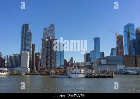 Manhattan, New York - 26 novembre 2022 : vue sur les gratte-ciel de Manhattan depuis le fleuve Hudson, New York. Manhattan a été décrit comme le culturel, financier Banque D'Images