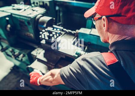 Industrie du travail des métaux travail. Travail professionnel de l'opérateur de machine de tournage en métal Banque D'Images