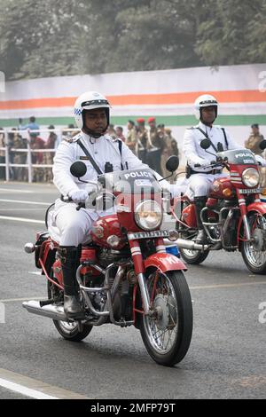 Kolkata Sergent de police à moto se préparant à participer au prochain défilé de la République indienne à Indira Gandhi Sarani, Kolkata, West Beng Banque D'Images