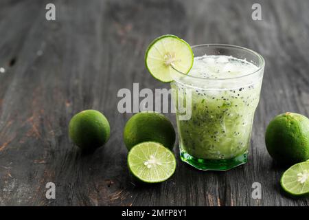 Es Timun Serut ou le les deux Timon. Boisson rafraîchissante indonésienne à base de concombre râpé avec des graines de citron vert et de basilic doux. Banque D'Images