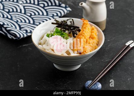 Cuisine japonaise délicieux crevettes Tempura nouilles Udon Banque D'Images