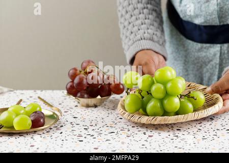 Green Grape Japan Shine Muscat avec Red Grape servi sur la table Banque D'Images