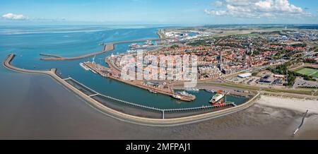 Panorama aérien de la ville de Harlingen à l'Ijsselmeer aux pays-Bas Banque D'Images