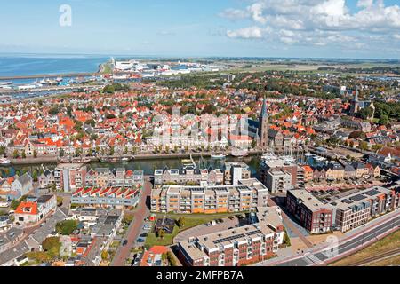 Aérienne de la ville de Harlingen à l'Ijsselmeer aux pays-Bas Banque D'Images