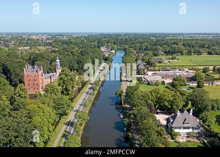 Antenne de la rivière Vecht avec le château de Nijenrode aux pays-Bas Banque D'Images