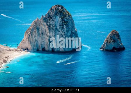 Deux bateaux passant par la plage de Myzithres, un promontoire isolé avec une plage de sable, l'un des plus beaux endroits de l'île de Zakynthos, Grèce Banque D'Images