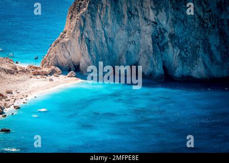 Plage de Myzithres, un promontoire isolé, l'un des endroits les plus pittoresques de l'île de Zakynthos, en Grèce, avec de magnifiques eaux méditerranéennes claires Banque D'Images