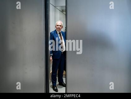 LA HAYE - Piet Adema, ministre de l'Agriculture, de la nature et de la qualité alimentaire, lors d'une suspension du débat en commission dans lequel les règles européennes sur les engrais sont au centre. À la fin de la semaine dernière, Adema a annoncé que les mesures de lutte contre la pollution du fumier dans les fossés et les canaux devaient entrer en vigueur à partir du 1 mars. ANP BART MAAT pays-bas hors - belgique hors Banque D'Images