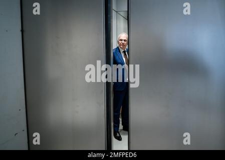 LA HAYE - Piet Adema, ministre de l'Agriculture, de la nature et de la qualité alimentaire, lors d'une suspension du débat en commission dans lequel les règles européennes sur les engrais sont au centre. À la fin de la semaine dernière, Adema a annoncé que les mesures de lutte contre la pollution du fumier dans les fossés et les canaux devaient entrer en vigueur à partir du 1 mars. ANP BART MAAT pays-bas hors - belgique hors Banque D'Images