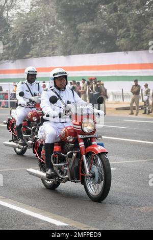 Kolkata Sergent de police à moto se préparant à participer au prochain défilé de la République indienne à Indira Gandhi Sarani, Kolkata, West Beng Banque D'Images