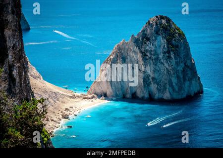 Deux bateaux passant par la plage de Myzithres, un promontoire isolé avec une plage de sable, l'un des plus beaux endroits de l'île de Zakynthos, Grèce Banque D'Images