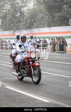 Kolkata Sergent de police à moto se préparant à participer au prochain défilé de la République indienne à Indira Gandhi Sarani, Kolkata, West Beng Banque D'Images