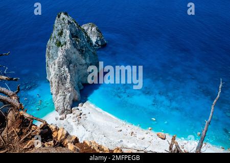 Plage de Myzithres, un promontoire isolé, l'un des endroits les plus pittoresques de l'île de Zakynthos, en Grèce, avec de magnifiques eaux méditerranéennes claires Banque D'Images