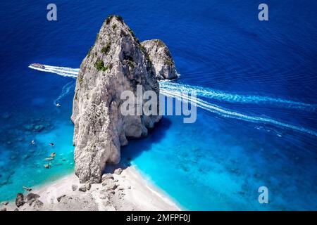 Un grand bateau d'excursion passant par la plage de Myzithres, un promontoire isolé, l'un des endroits les plus pittoresques de l'île de Zakynthos, en Grèce Banque D'Images