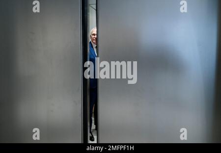 LA HAYE - Piet Adema, ministre de l'Agriculture, de la nature et de la qualité alimentaire, lors d'une suspension du débat en commission dans lequel les règles européennes sur les engrais sont au centre. À la fin de la semaine dernière, Adema a annoncé que les mesures de lutte contre la pollution du fumier dans les fossés et les canaux devaient entrer en vigueur à partir du 1 mars. ANP BART MAAT pays-bas hors - belgique hors Banque D'Images