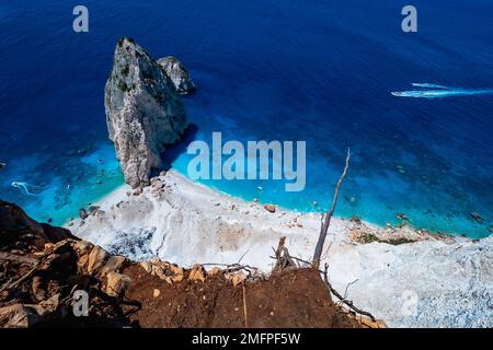 Un grand bateau d'excursion passant par la plage de Myzithres, un promontoire isolé et l'un des plus beaux endroits de l'île de Zante, Zakynthos, Grèce Banque D'Images