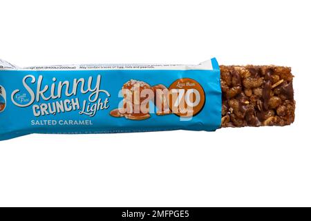 Sans culpabilité Skinny Crunch léger salé caramel snack bar haut en fibres moins de 70 calories ouvert pour montrer le contenu sur fond blanc Banque D'Images