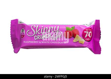 Creinny Crunch léger framboise et chocolat blanc barre de céréales snack haut en fibres moins de 70 calories isolées sur fond blanc Banque D'Images