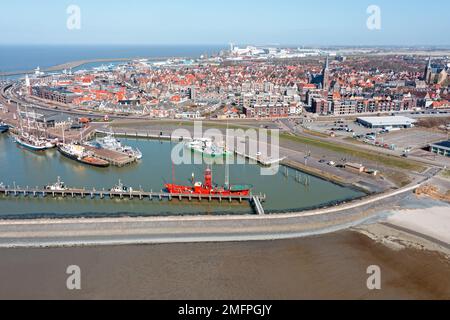 Aérien de la ville et du port de Harlingen en Frise, pays-Bas Banque D'Images