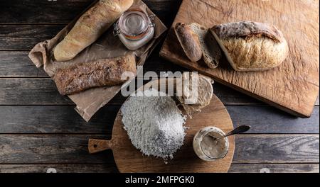 Concept de boulangerie, pain de farine et verres avec levain de seigle sur la table. - Haut de la vue. Banque D'Images