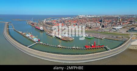 Panorama aérien depuis la ville et le port de Harlingen en Frise, pays-Bas Banque D'Images