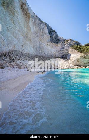 Vue panoramique sur les eaux turquoise cristallines de la mer Méditerranée rencontre sable blanc fin à la plage blanche de Zante, île de Zakynthos, Grèce Banque D'Images