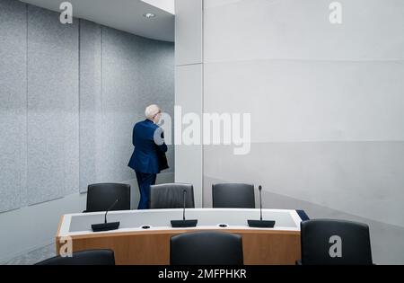 LA HAYE - Piet Adema, ministre de l'Agriculture, de la nature et de la qualité alimentaire, lors d'une suspension du débat en commission dans lequel les règles européennes sur les engrais sont au centre. À la fin de la semaine dernière, Adema a annoncé que les mesures de lutte contre la pollution du fumier dans les fossés et les canaux devaient entrer en vigueur à partir du 1 mars. ANP BART MAAT pays-bas hors - belgique hors Banque D'Images