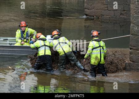 Les employés de l'Agence de l'environnement travaillant dans la rivière Wye à Hereford déversant les débris et les flatsam du pont en janvier 2023 Banque D'Images