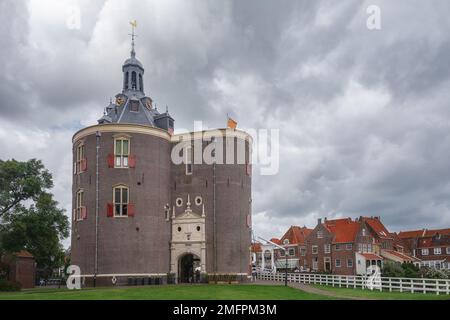 Enkhuizen, pays-Bas - 18 août,2021: Paysage urbain Enkhuizen avec porte Drommedaris. Village de pêcheurs historique dans le nord de la Hollande aux pays-Bas. Banque D'Images