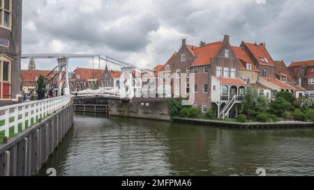 Enkhuizen, pays-Bas - 18 août,2021: Vue sur le port historique avec ses maisons caractéristiques d'Enkhuizen, pays-Bas. Banque D'Images