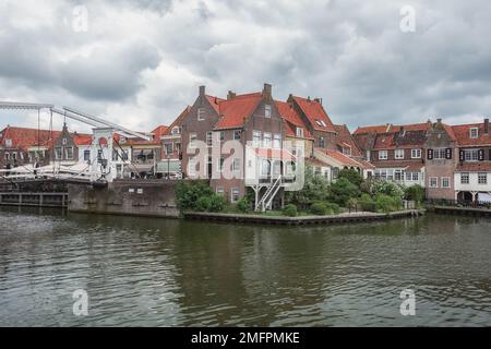 Enkhuizen, pays-Bas - 18 août,2021: Vue sur le port historique avec ses maisons caractéristiques d'Enkhuizen, pays-Bas. Banque D'Images