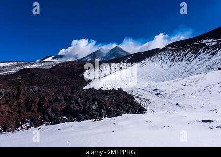La fumée s'élève des cratères de l'Etna, Mongibello, à plus de 3350 m du plus haut volcan d'Europe. Banque D'Images