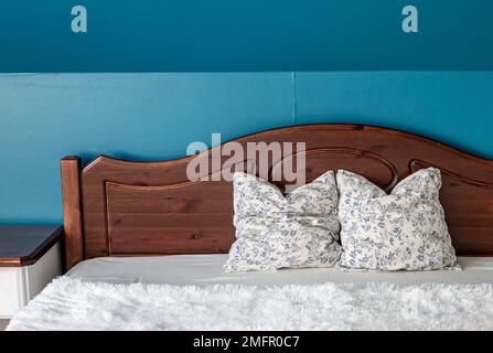 Fissures de cloison sèche dans les coutures, articulation faible dans la chambre à coucher à l'intérieur. Concept de problème de construction. Banque D'Images