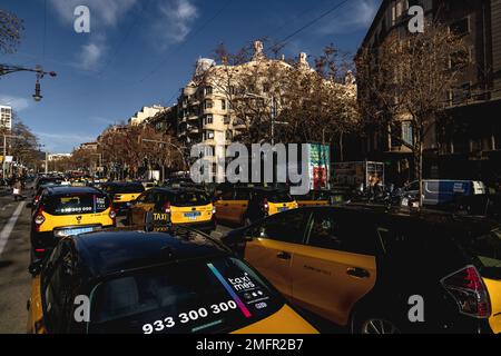 Barcelone, Espagne. 25th janvier 2023. Taxi se rassemblent dans le centre-ville de Barcelone pour protester contre les services de transport en voiture qu'ils considèrent comme une concurrence déloyale crédit: Matthias Oesterle/Alay Live News Banque D'Images